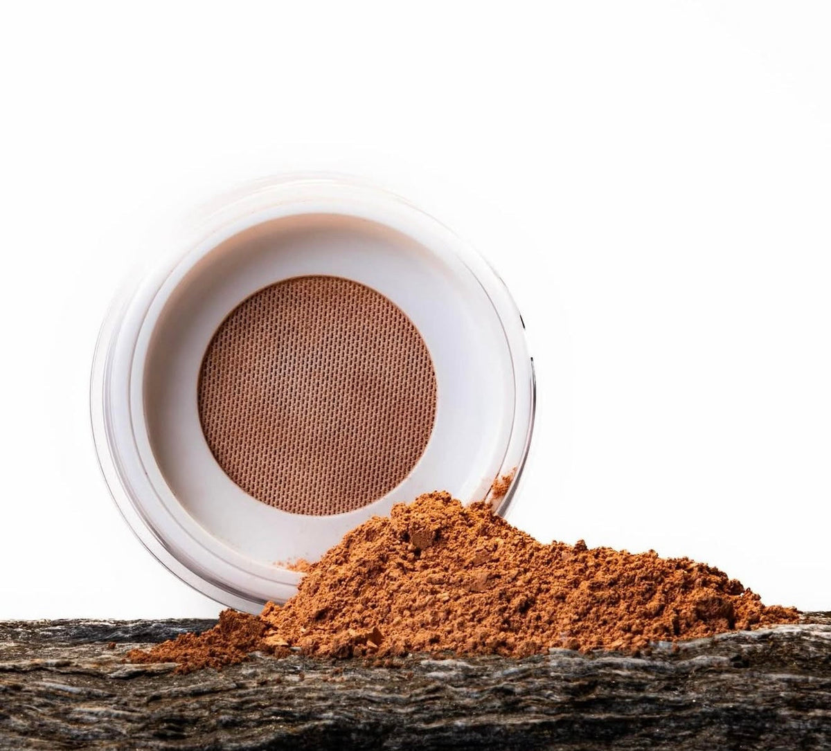 The Science of the Summer Glow: Why Mineral Makeup Shines in Warm Weather